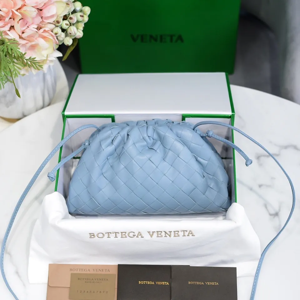 Batch 1260 large grid weaving The pouch cloud bag is the first series designed by former Celine designer Daniel Lee after joining BV. The upper body is extremely ecstatic ~ fashionable and classy ~ elegant and concise, lazy and intellectual size: 23*13*8 [Little Cloud Rough Weave#]